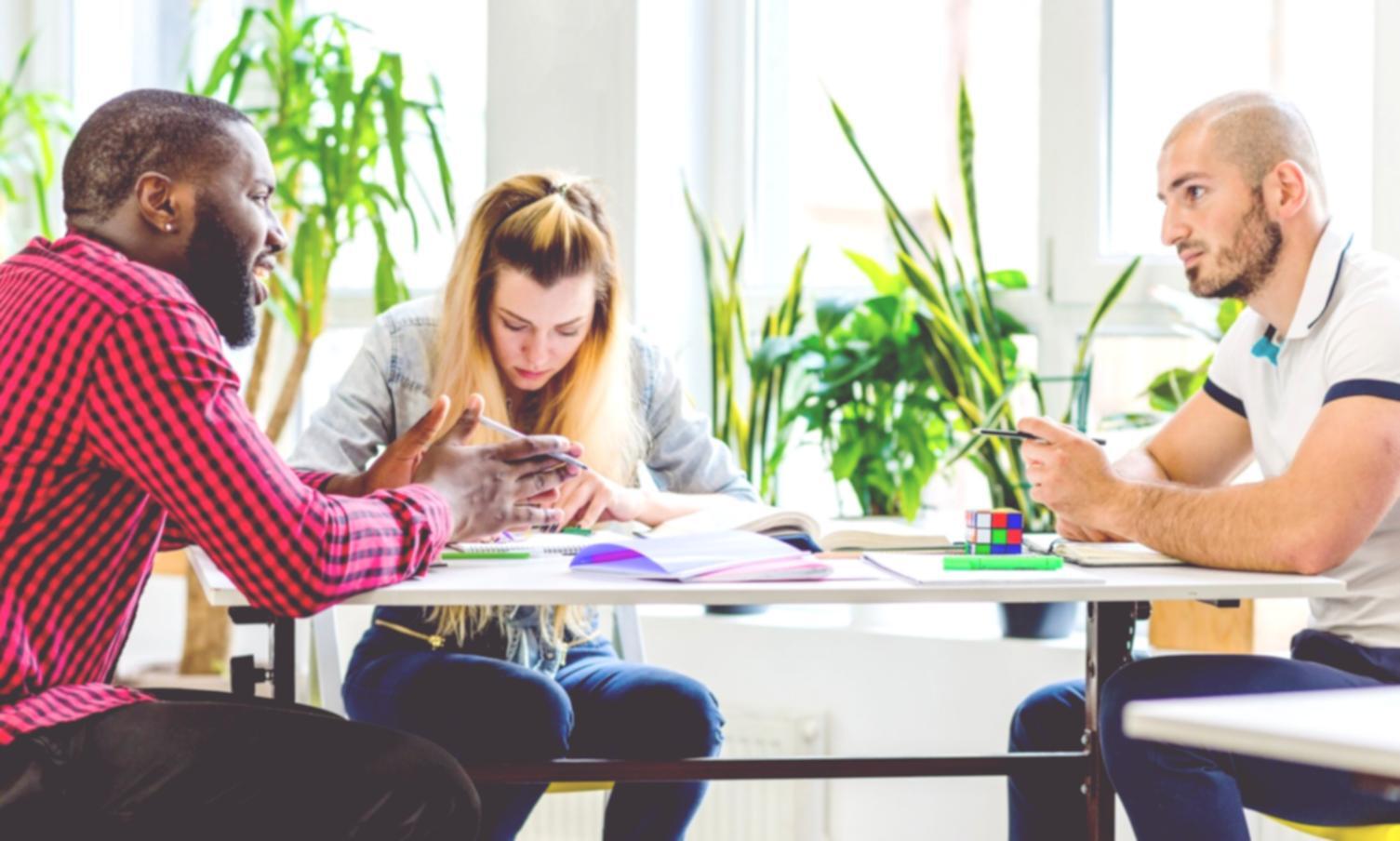 Entrepreneur créatif satisfait après la mise en place d'une stratégie financière efficace